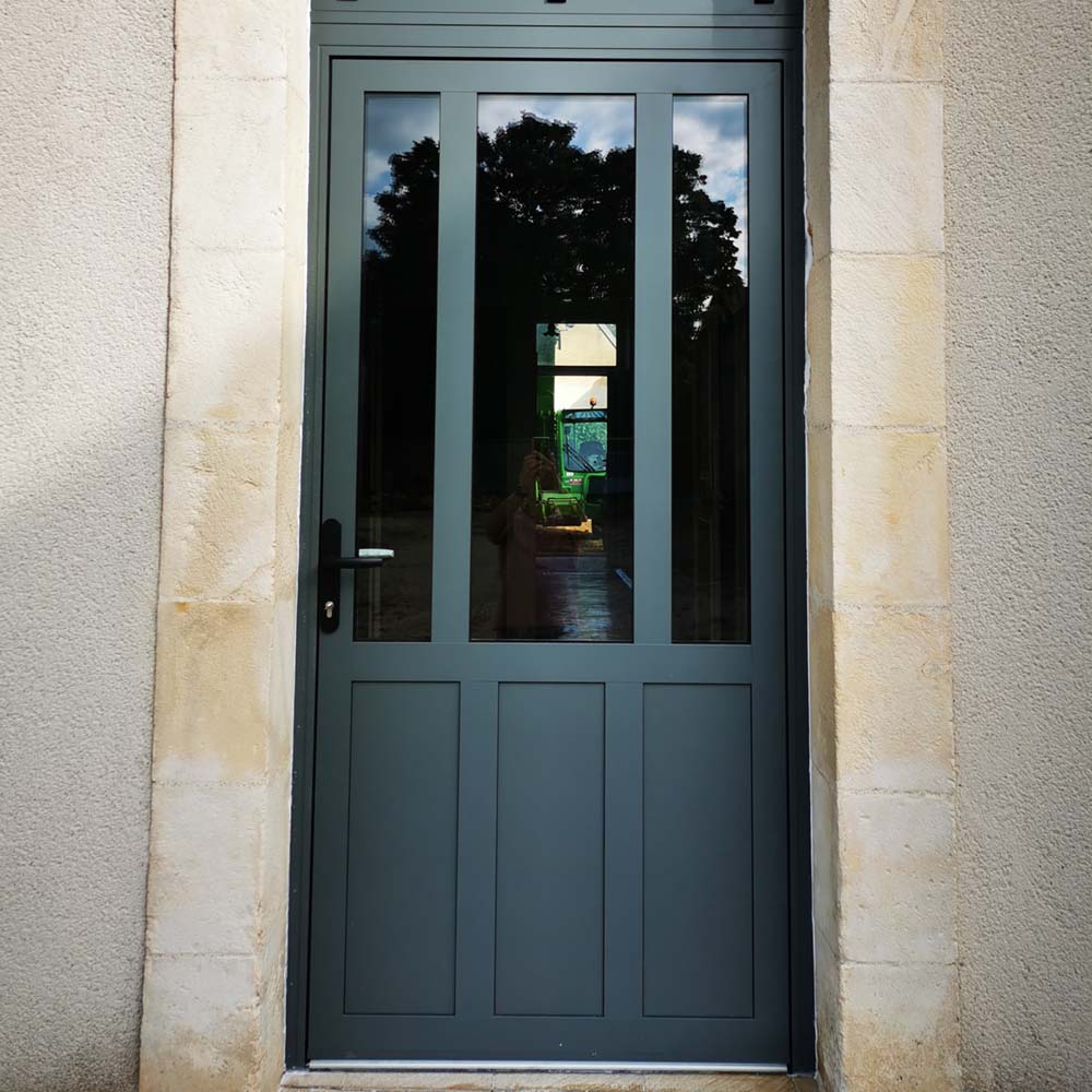 Pose professionnelle de portes de maison dans l'Yonne.