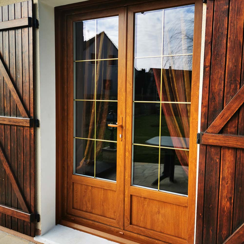 Pose professionnelle de portes et fenêtres de maison en Bourgogne.