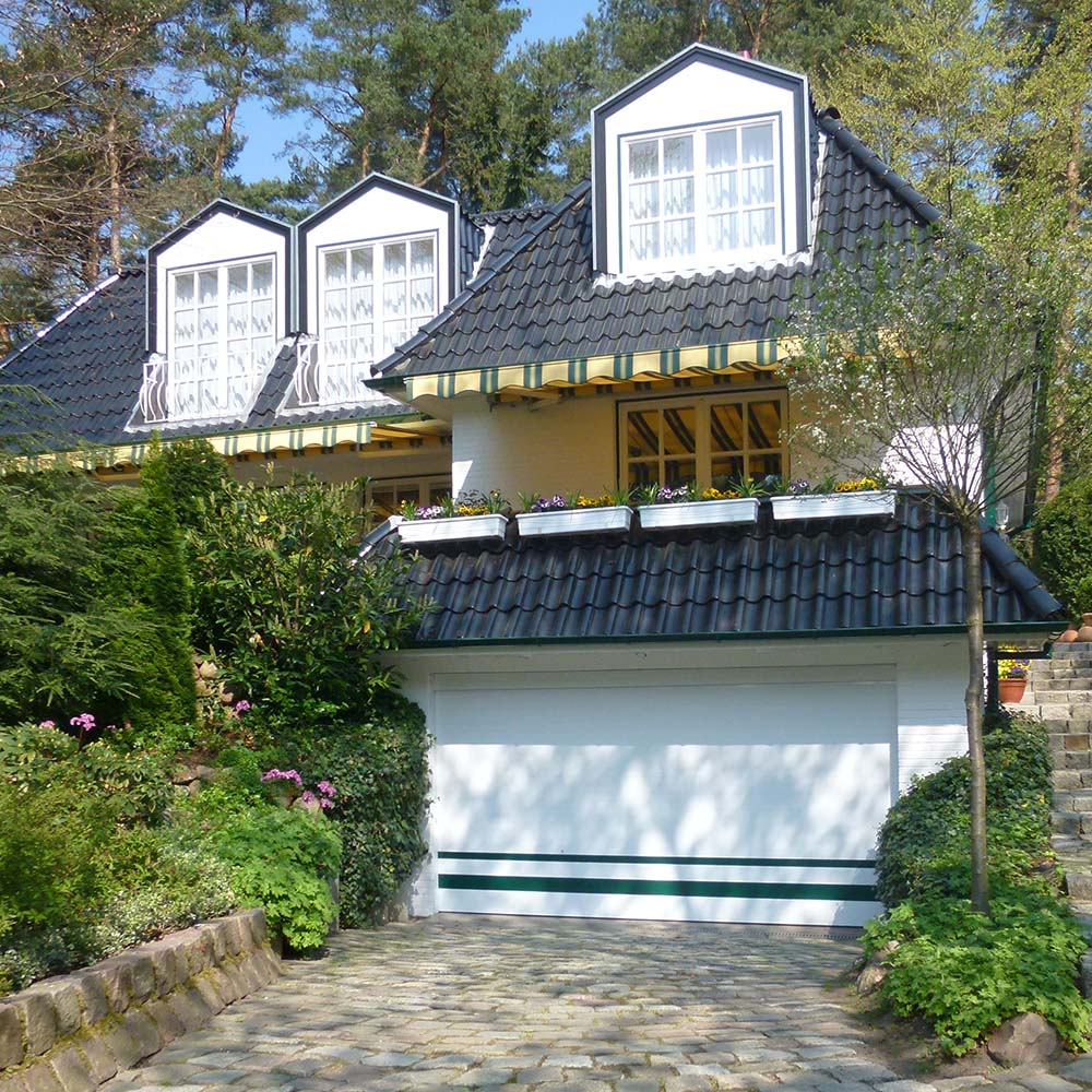 Réalisation moderne de porte de garage à enroulement pour hôtels à Saint-Fargeau.