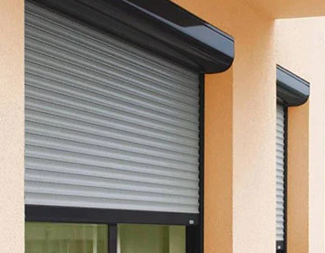 Pose sur mesure de volets pour maisons à Auxerre.